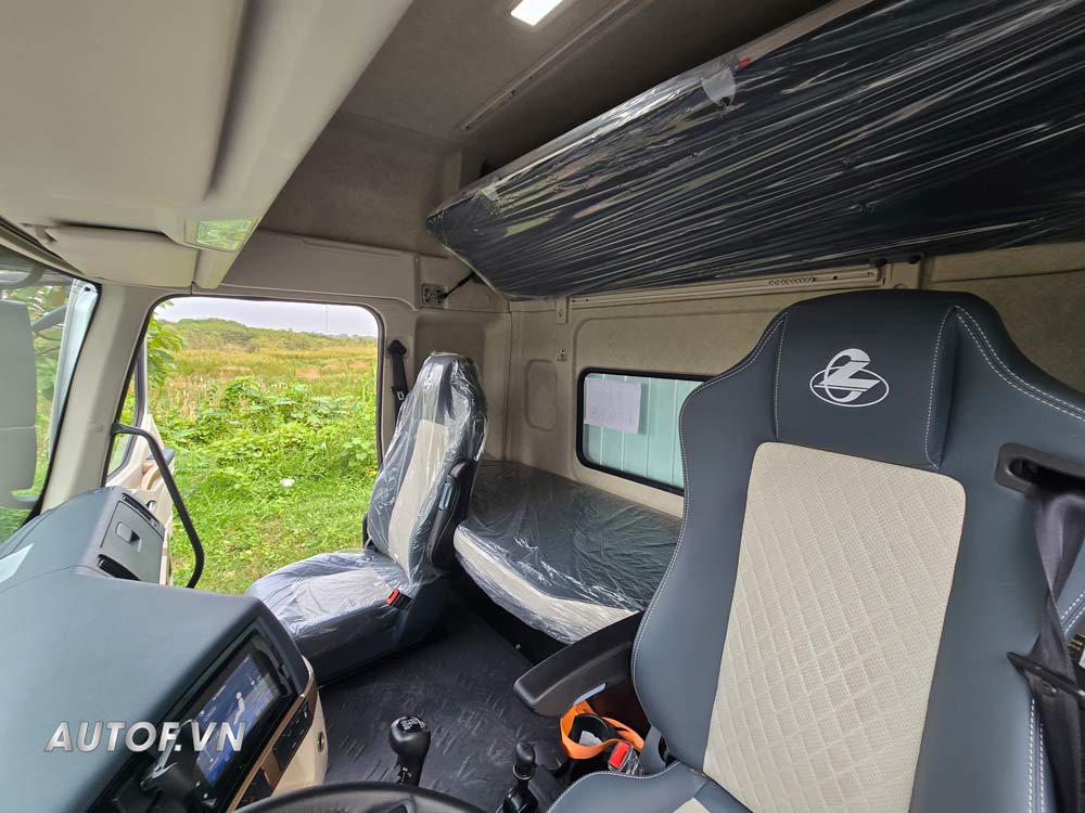 Chenglong 8 tấn H5 240Hp Thùng Kín 3 cửa 9.9M